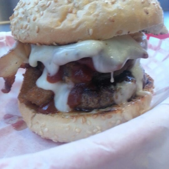 Снимок сделан в Pearl&#39;s Deluxe Burgers пользователем Orlando Royce R. 9/14/2012