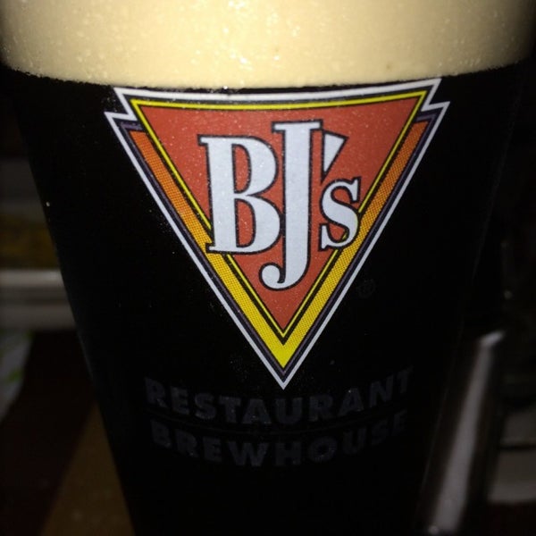 Photo taken at BJ&#39;s Restaurant &amp; Brewhouse by Paul P. on 10/15/2014