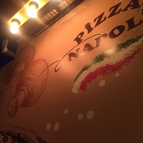 Foto tirada no(a) Pizza Napoli por Irem Y. em 9/12/2018
