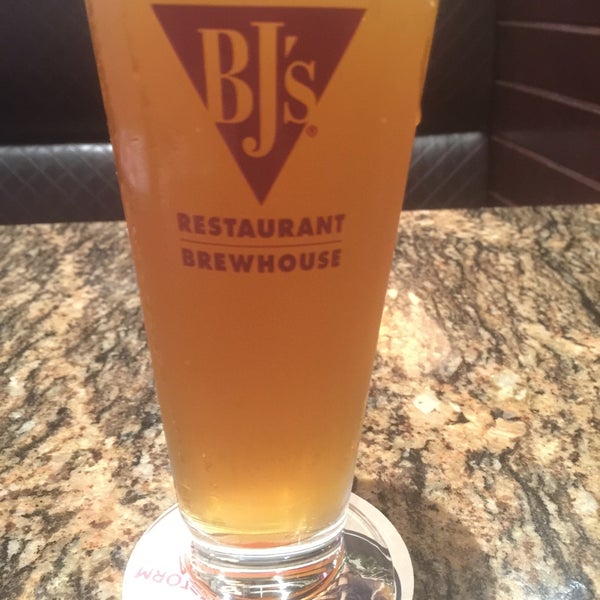 Photo taken at BJ&#39;s Restaurant &amp; Brewhouse by Diane C. on 4/9/2018