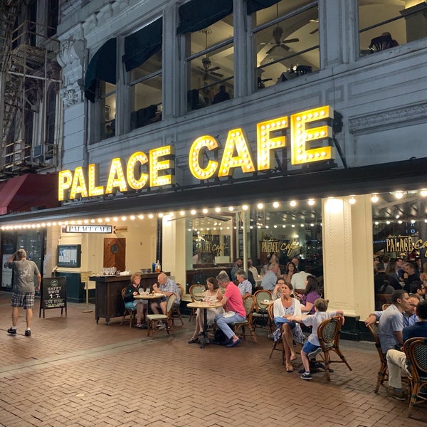 Das Foto wurde bei Palace Café von Alan R. am 6/4/2019 aufgenommen