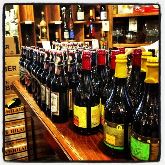 รูปภาพถ่ายที่ Peabody&#39;s Wine &amp; Beer Merchants โดย Chris E. เมื่อ 11/27/2012