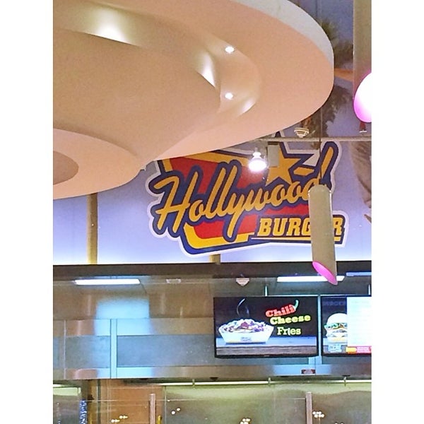 Foto tirada no(a) Hollywood Burger هوليوود برجر por Majid A. em 1/10/2014