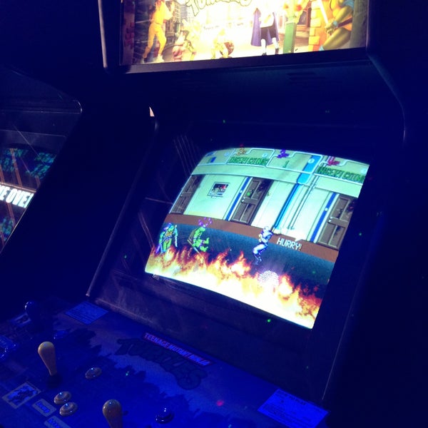 รูปภาพถ่ายที่ Recess Arcade Bar โดย Colin K. เมื่อ 5/11/2013