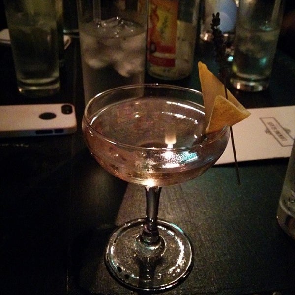 Foto tirada no(a) Looking Glass Cocktail Club por Sofia K. em 3/21/2014
