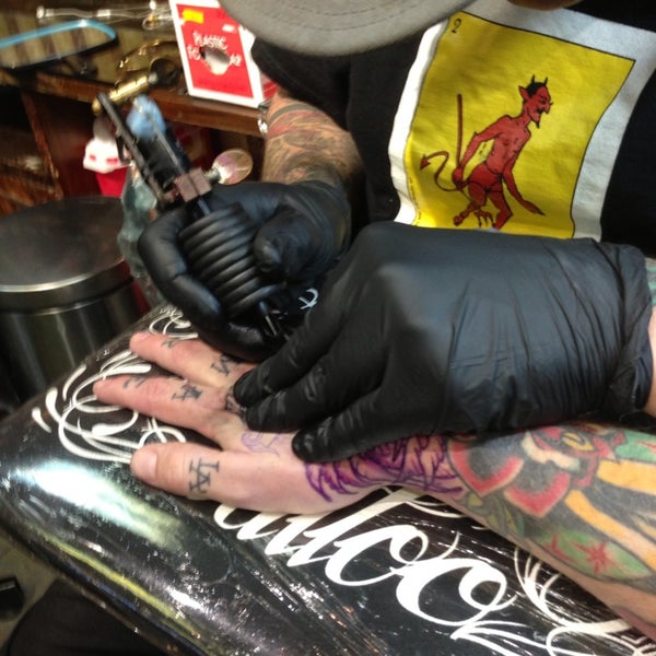 Foto tomada en Studio City Tattoo &amp; Los Angeles Body Piercing  por Dusty H. el 8/20/2013