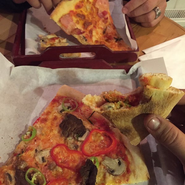 1/2/2016 tarihinde Gökhan E.ziyaretçi tarafından Pizza Bar'de çekilen fotoğraf