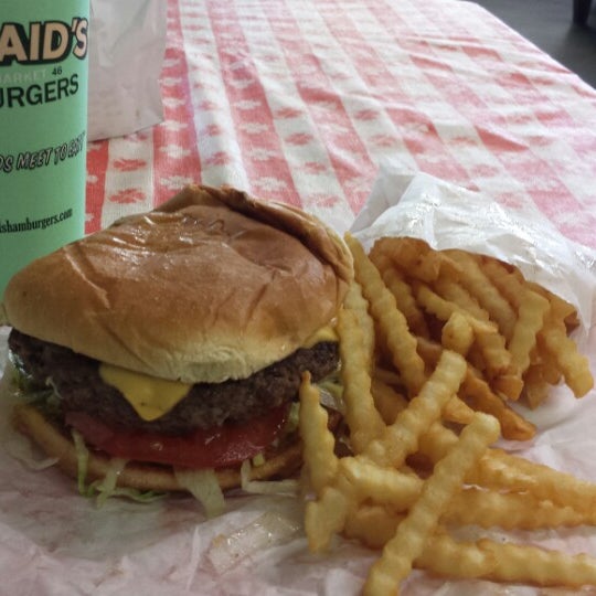 Снимок сделан в Kincaid&#39;s Hamburgers пользователем Scott T. 7/2/2014