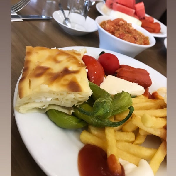 Das Foto wurde bei Saraylı Restoran von Esra B. am 8/25/2019 aufgenommen