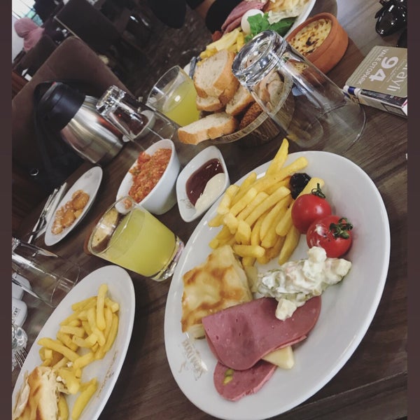 Photo taken at Saraylı Restoran by Esra B. on 9/10/2019