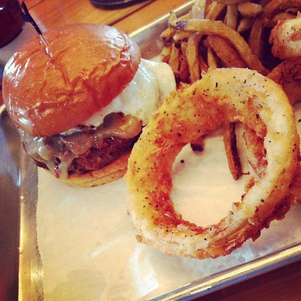 รูปภาพถ่ายที่ Shady&#39;s Burgers &amp; Brewhaha โดย Jason S. เมื่อ 8/16/2014