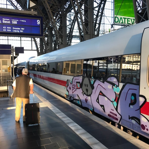ICE 5 Frankfurt(M) Hbf Basel SBB Train in Innenstadt