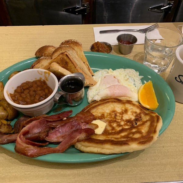 Das Foto wurde bei The Senator Restaurant von Danny L. am 7/1/2019 aufgenommen