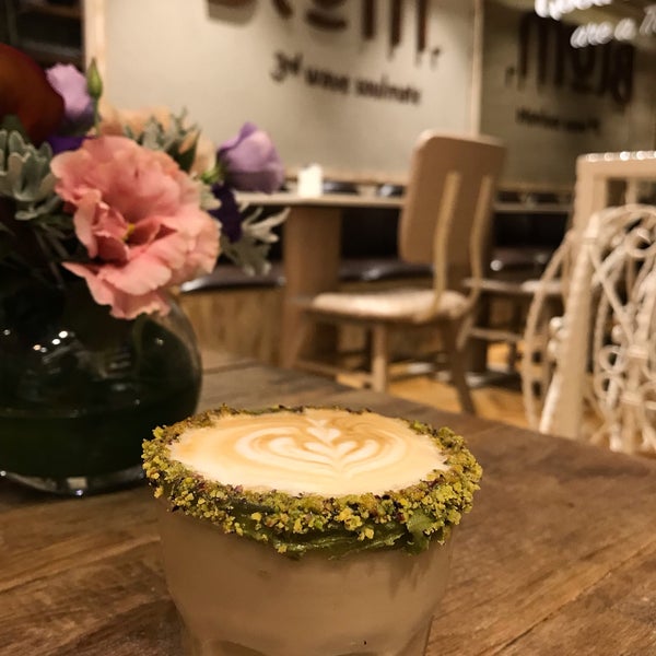 Foto tomada en Blum Coffee House  por Muge C. el 7/14/2019