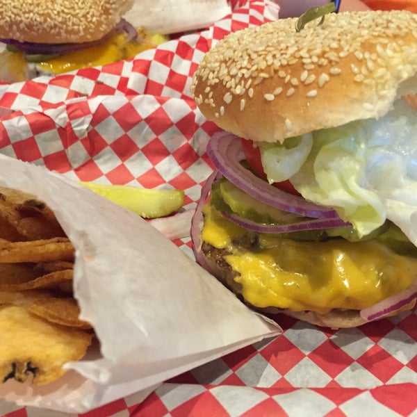 Das Foto wurde bei Tiff&#39;s Burger von Brian P. am 6/9/2016 aufgenommen