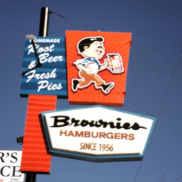 Снимок сделан в Brownie&#39;s Hamburger Stand пользователем Dave L. 2/14/2015