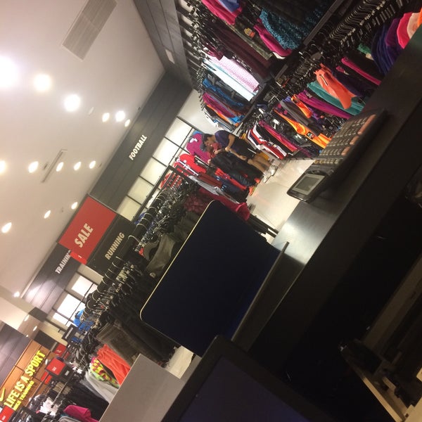 fusión fe noche Fotos en Nike - Shopping San Lorenzo