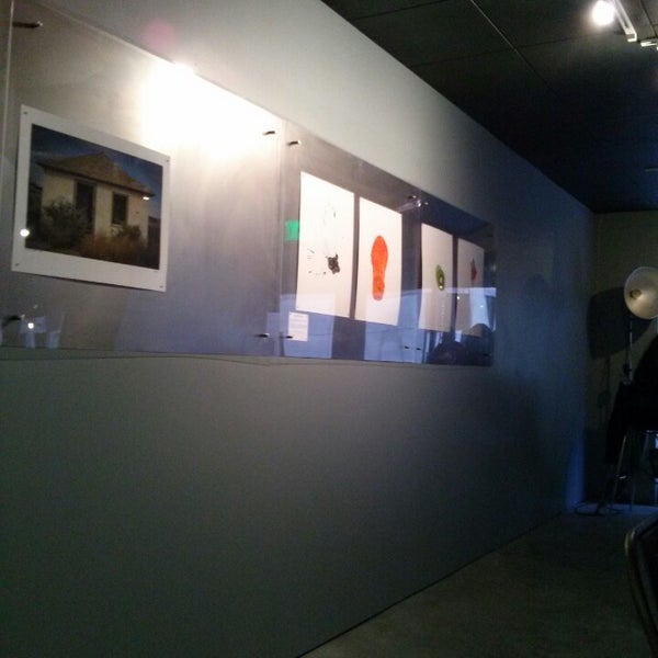 3/28/2014にDarcella C.がThe Dark Room wine bar &amp; photo galleryで撮った写真