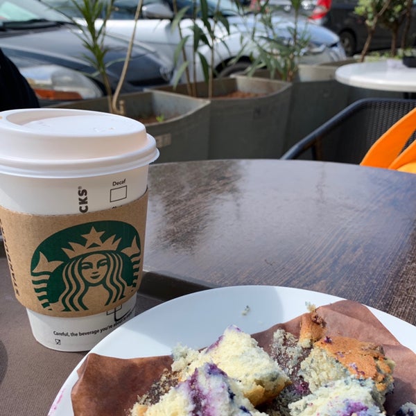 รูปภาพถ่ายที่ Starbucks โดย NNN เมื่อ 3/27/2019