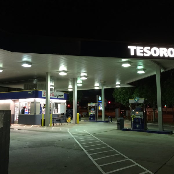 76 Waipio Fuel Station in Waipahu