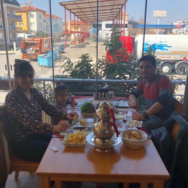 รูปภาพถ่ายที่ Erşafak Gurme Kahvaltı &amp; Mangal &amp; Meze โดย Alper O. เมื่อ 2/16/2019
