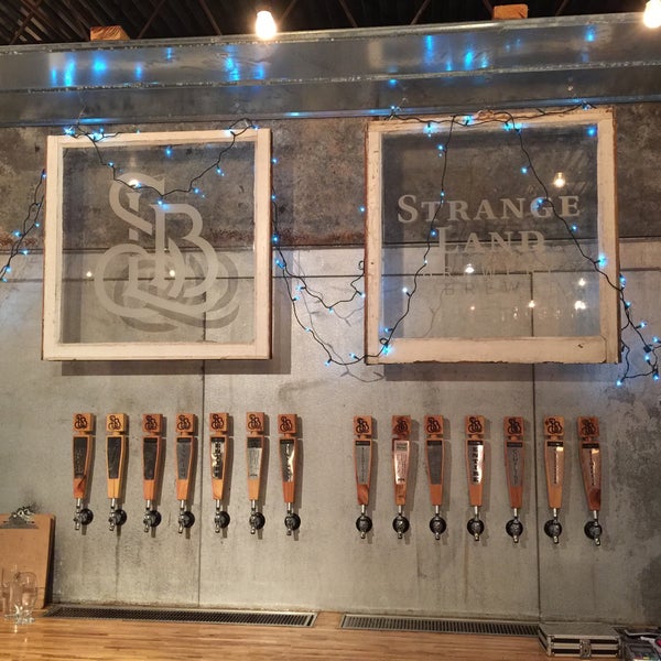 Foto tirada no(a) Strange Land Brewery por Jae K. em 1/16/2016