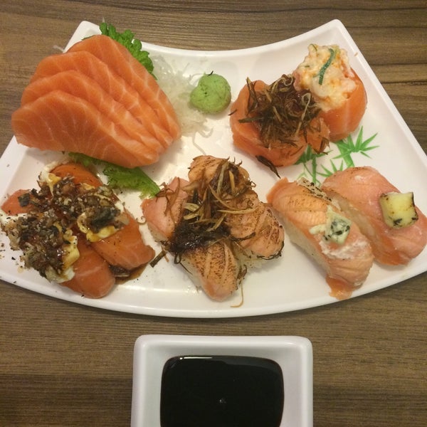 2/28/2015 tarihinde Caroline I.ziyaretçi tarafından Sushi Seninha'de çekilen fotoğraf