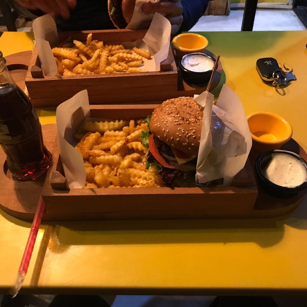 Foto tirada no(a) Caps Burger Pozcu por ... em 1/9/2018