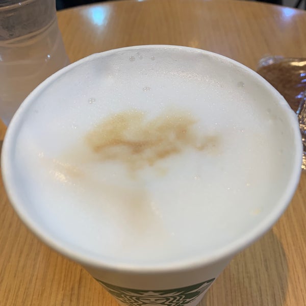 Foto scattata a Starbucks da Sultan H il 6/23/2019