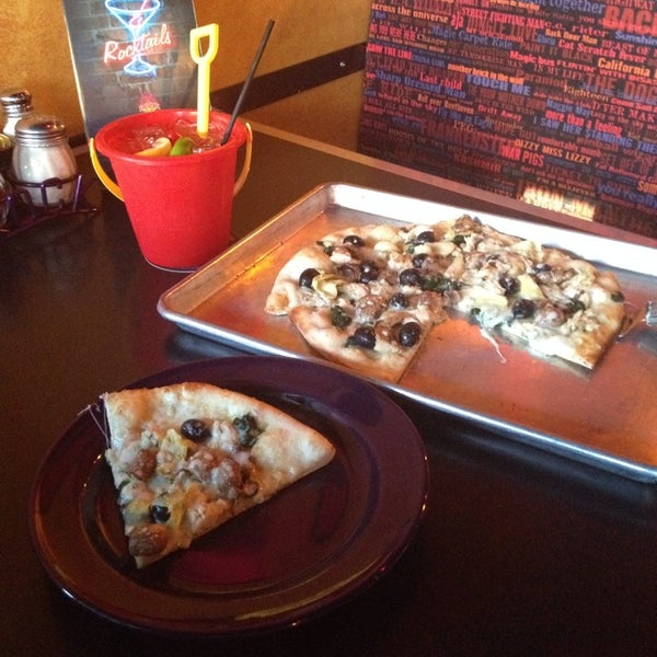 รูปภาพถ่ายที่ The Rock Wood Fired Pizza โดย Michael Q. เมื่อ 6/4/2014
