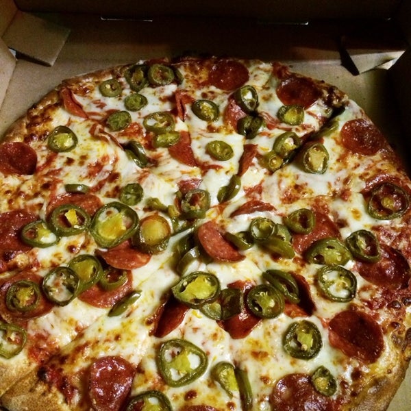 Das Foto wurde bei Laventina&#39;s Big Cheese Pizza von Tina V. am 3/10/2014 aufgenommen