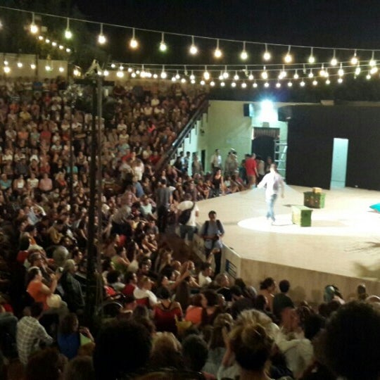รูปภาพถ่ายที่ Ali Poyrazoğlu Tiyatrosu โดย Özge U. เมื่อ 8/3/2015