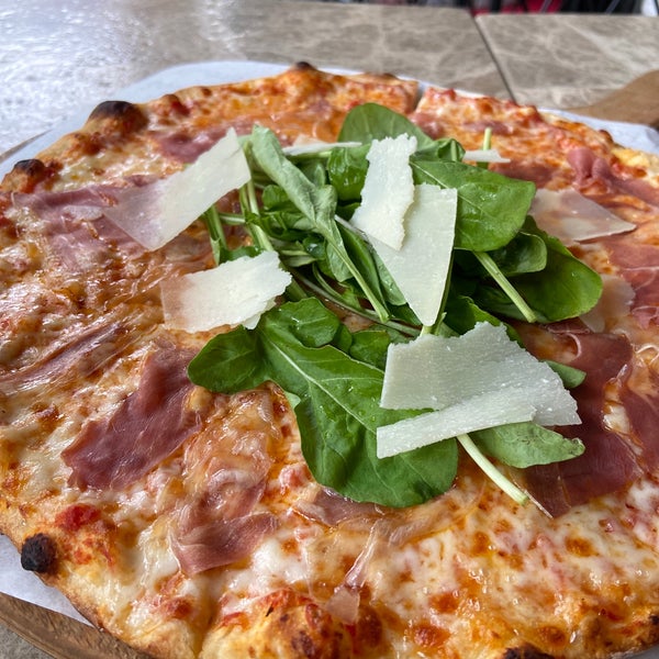 Pizzalar gayet başarılı. Prosciutto pizza çok lezzetliydi. İlgi alaka güzel. Fiyatlar kalburüstü.