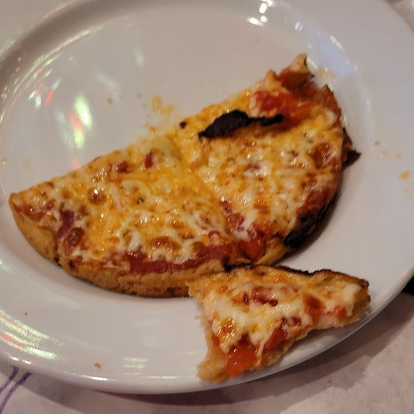 Foto diambil di Pizano&#39;s Pizza oleh Abbey P. pada 12/11/2023