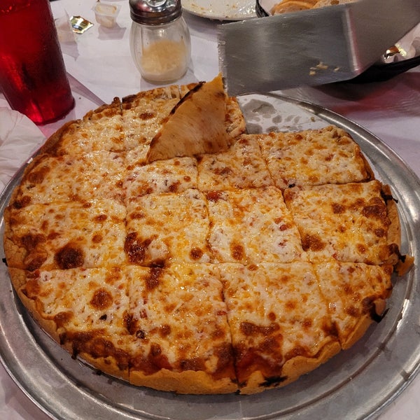 Foto diambil di Pizano&#39;s Pizza oleh Abbey P. pada 10/11/2021