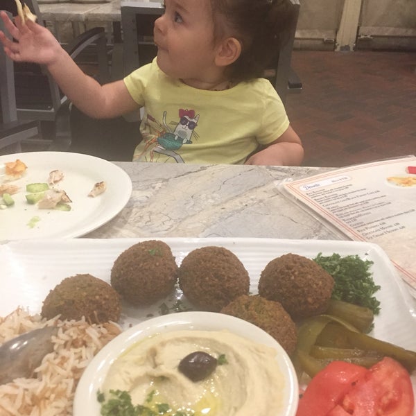 Photo prise au Afrah Mediterranean Restaurant &amp; Pastries par Yasemin B. le10/29/2018