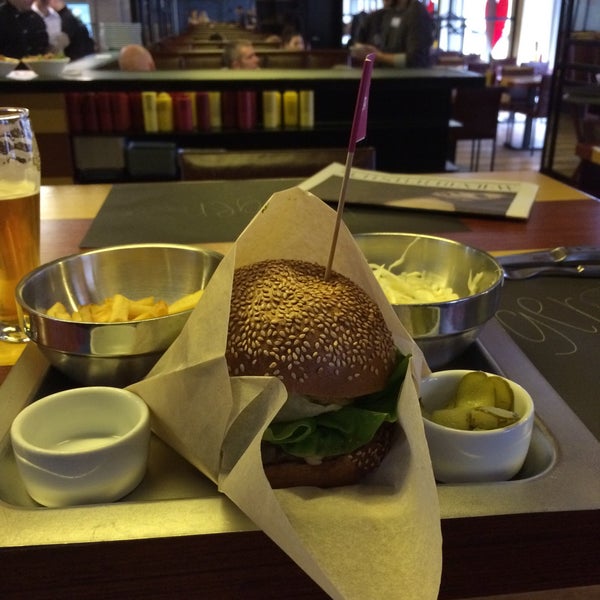 Foto tirada no(a) The Burger por Andrii K. em 3/19/2015
