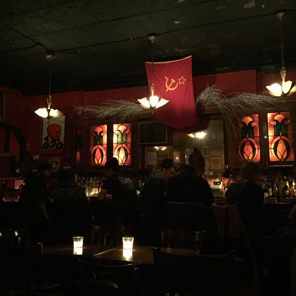 4/24/2015 tarihinde Sean C.ziyaretçi tarafından KGB Bar'de çekilen fotoğraf