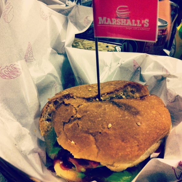 4/4/2013にwinpxhがMarshall&#39;s Burgerで撮った写真