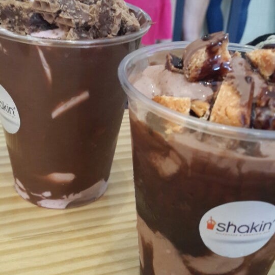 รูปภาพถ่ายที่ Shakin&#39; Milkshake and Smoothie Bar โดย Angela C. เมื่อ 2/2/2014