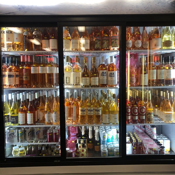 Photo taken at Eight &amp; Driggs Wine and Liquors by Jen M. on 8/29/2018