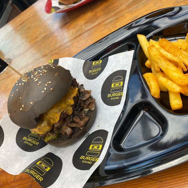 Foto diambil di Burger Sound Grill Steaks oleh Burcu B. pada 9/5/2021