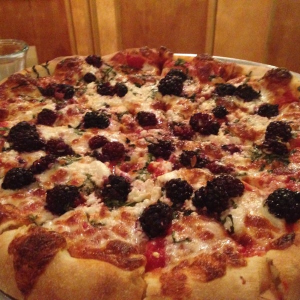 Снимок сделан в Pauline&#39;s Pizza &amp; Wine Bar пользователем Jorge O. 7/25/2014