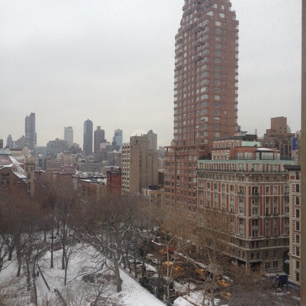 รูปภาพถ่ายที่ Excelsior Hotel NYC โดย P J. เมื่อ 12/19/2013