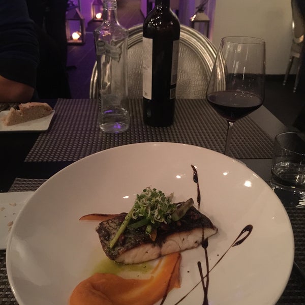 Foto diambil di Accés Restaurant Lounge oleh Sinem O. pada 2/28/2015