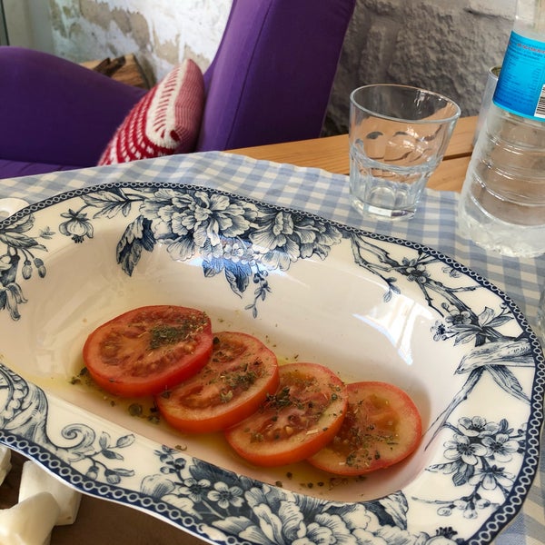 Burada beyaz domates iyidir. Ağızda kütürder. Kocaman salata tabağını 4 dilimle doldurur. Zeytinyağında yüzer izini belli etmez.