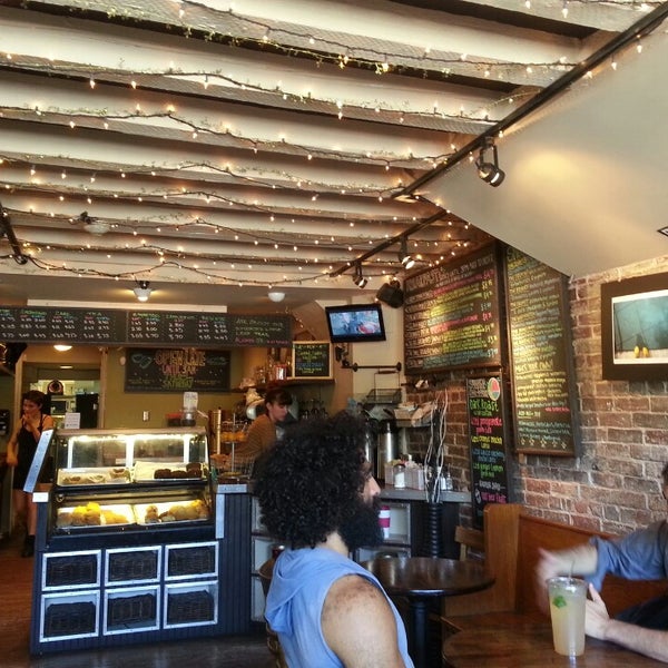 Foto tirada no(a) Green T Coffee Shop por Junibel H. em 8/26/2013