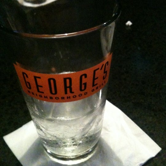 Photo prise au George&#39;s Neighborhood Grill par John C. le11/7/2012