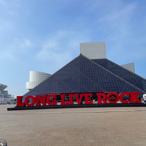 รูปภาพถ่ายที่ Rock &amp; Roll Hall of Fame โดย Cinnamin M. เมื่อ 11/1/2022