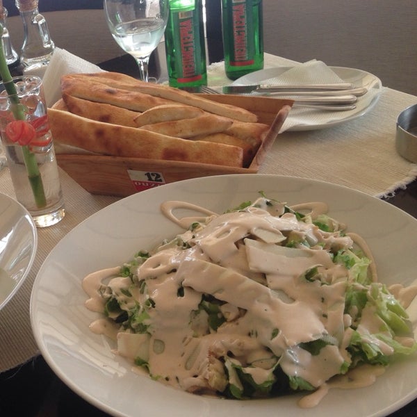 Das Foto wurde bei Avanti Restaurant von Irena B. am 5/27/2014 aufgenommen